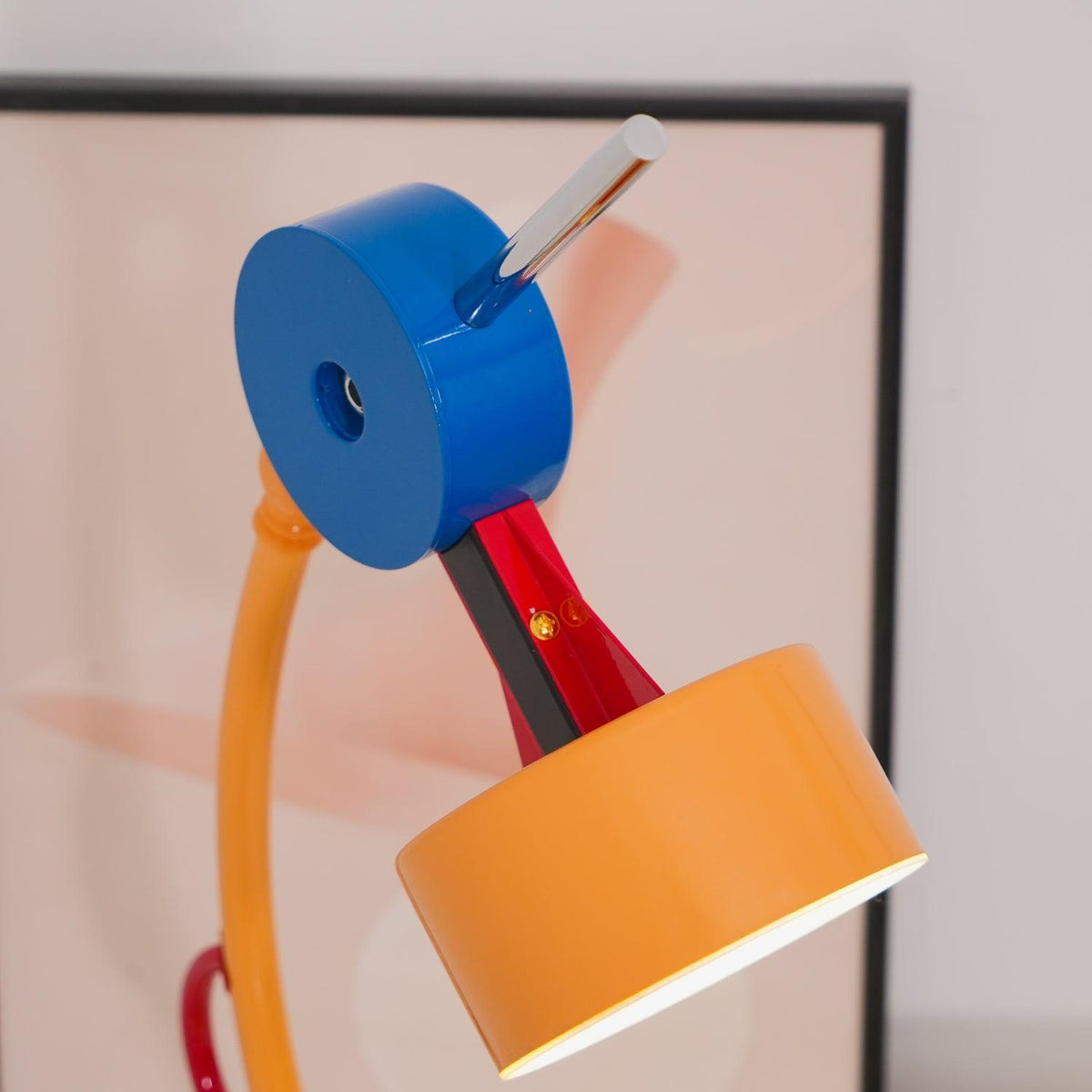 Niraneria kunstnerisk akrylbordlampe