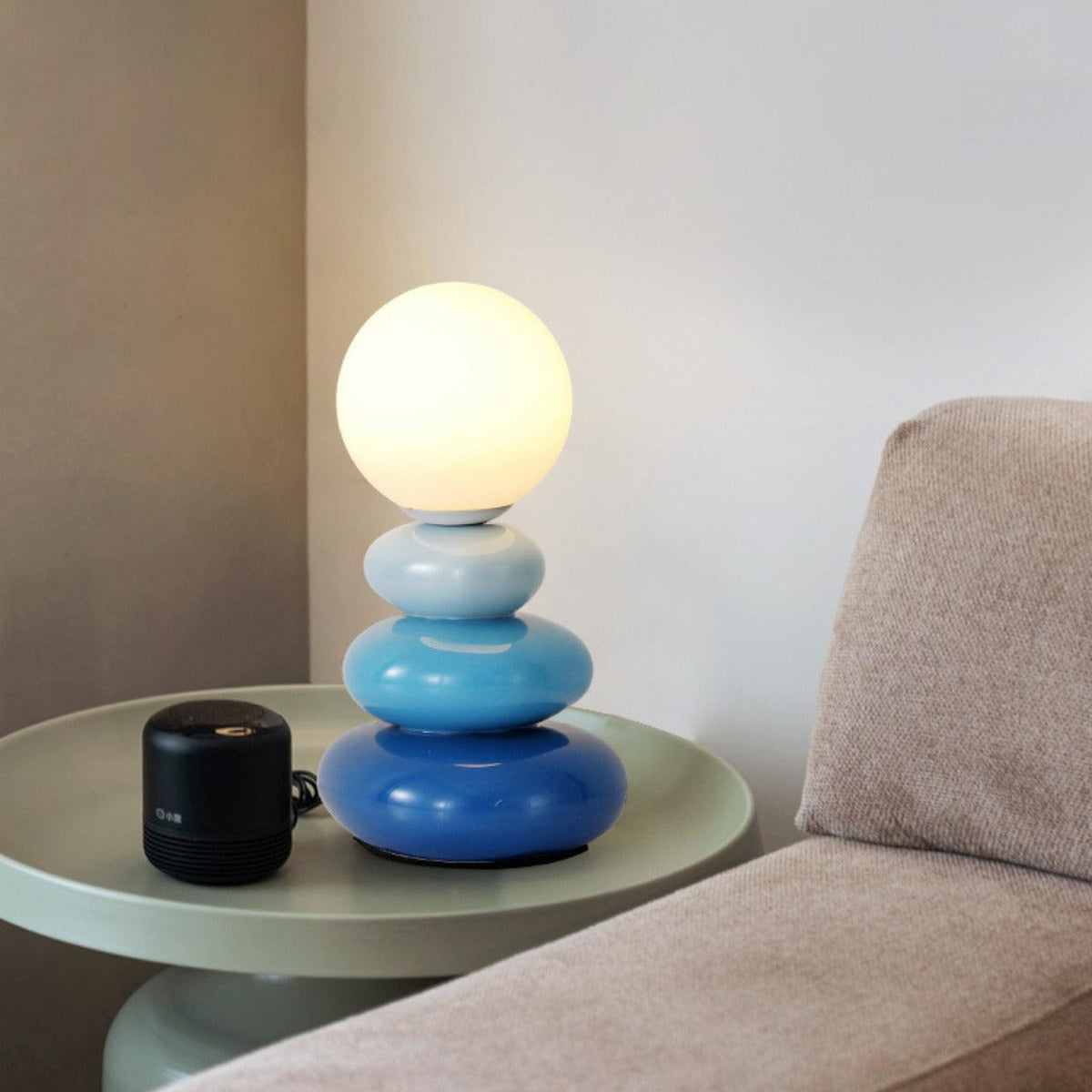 Devenu lekfull bordslampa i keramik