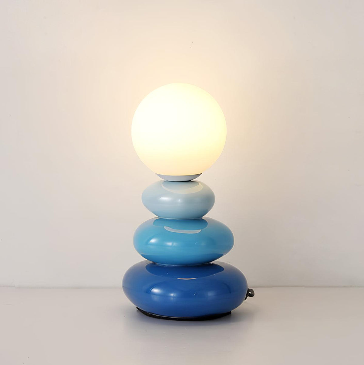 Devenu lekfull bordslampa i keramik