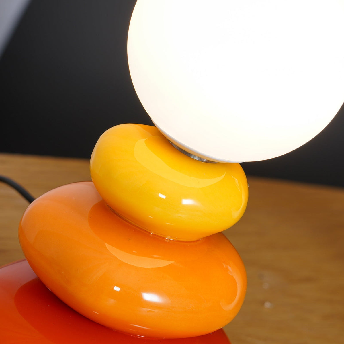 Devenu lekfull bordslampa i keramik