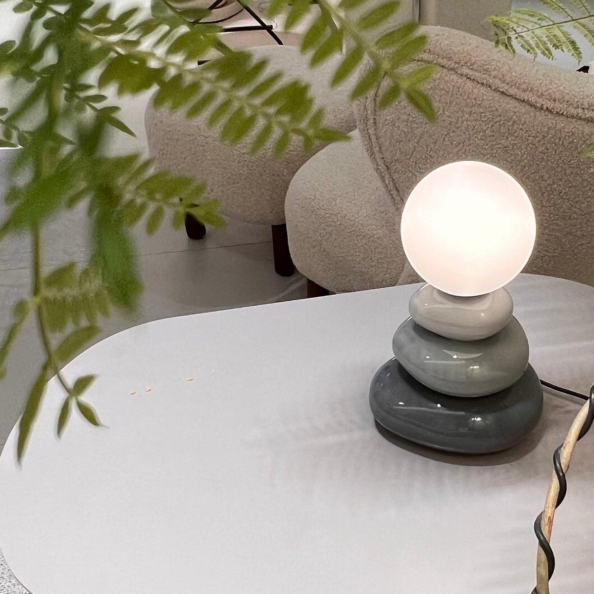 Devenu lekfull bordslampa i keramik
