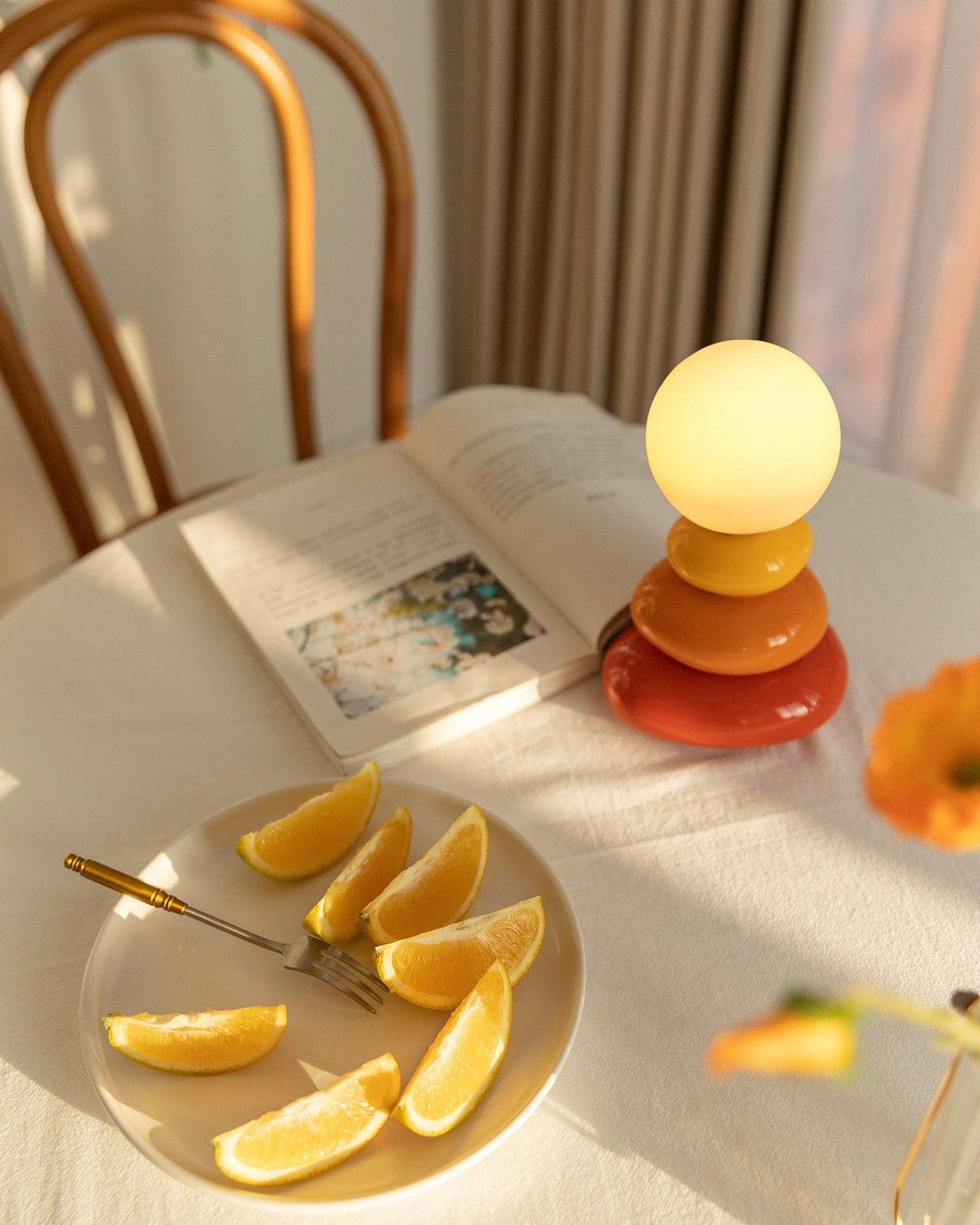 Devenu lekfull bordslampa i keramik