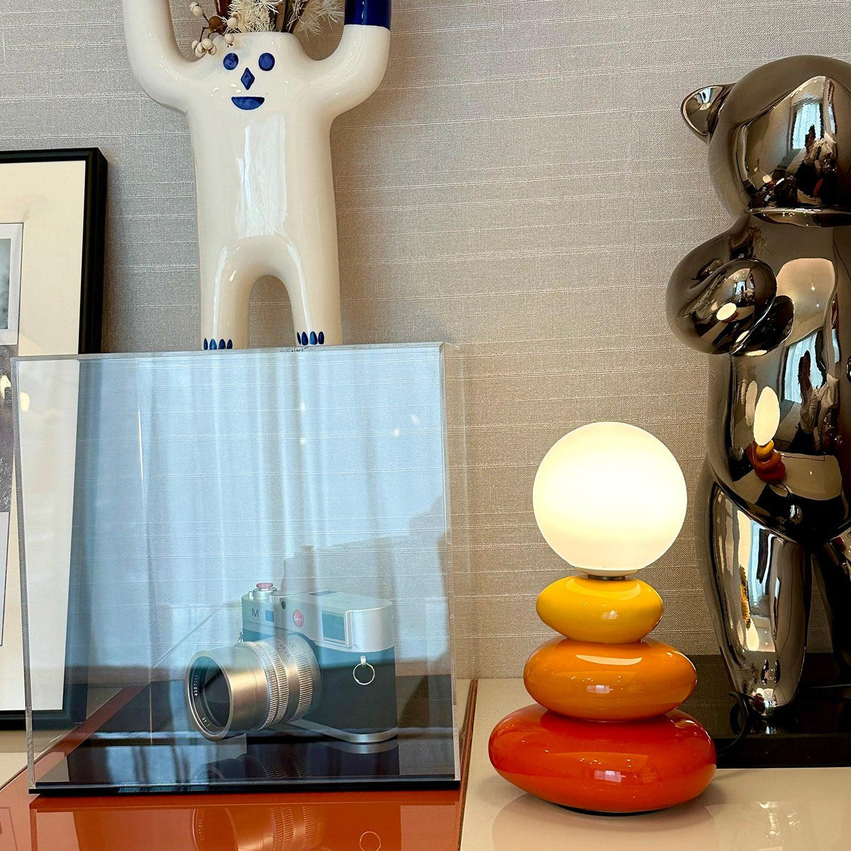 Devenu lekfull bordslampa i keramik