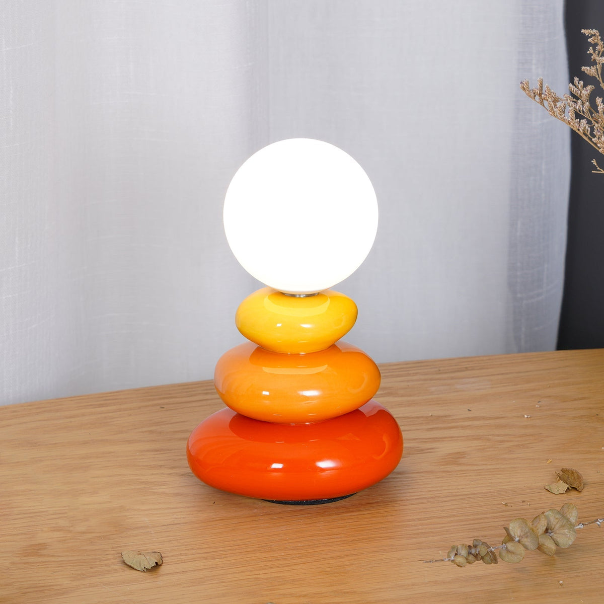 Devenu lekfull bordslampa i keramik