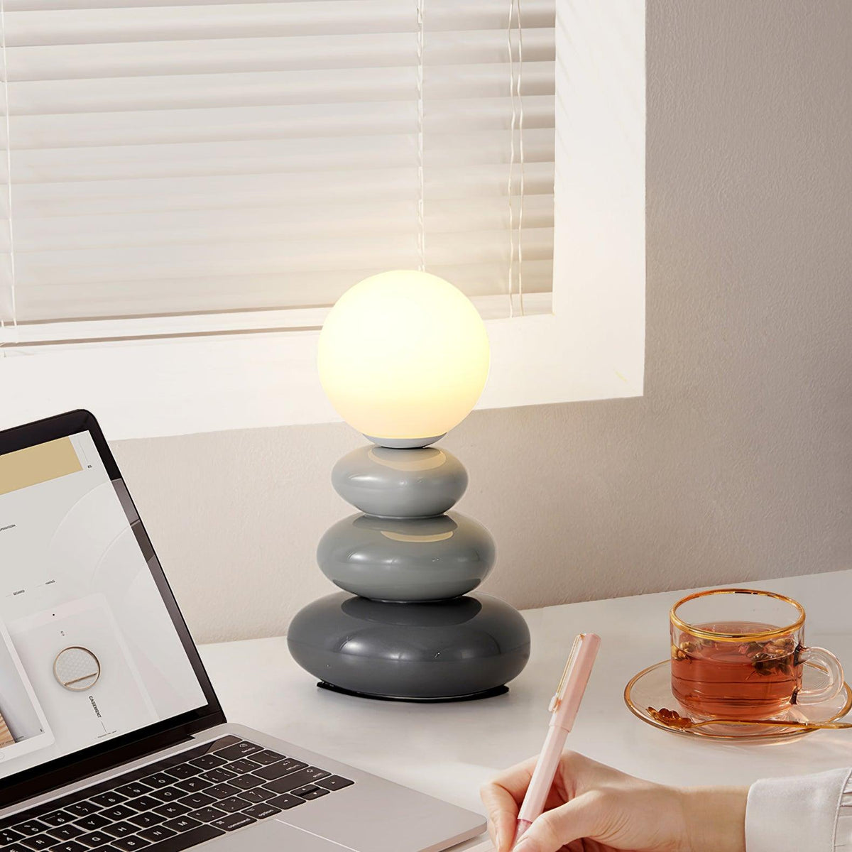 Devenu lekfull bordslampa i keramik