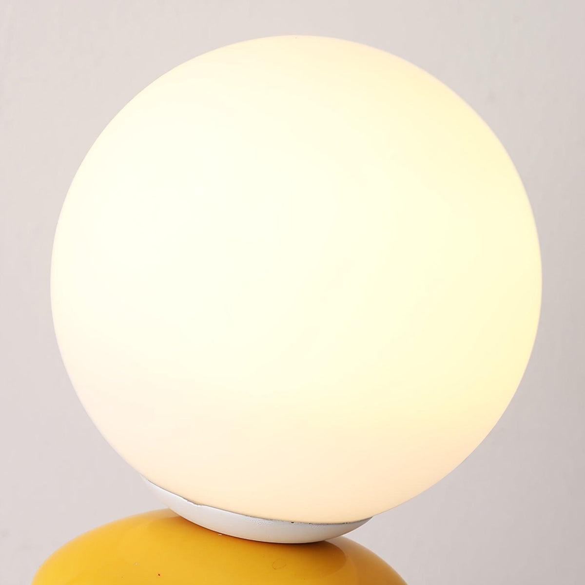 Devenu lekfull bordslampa i keramik