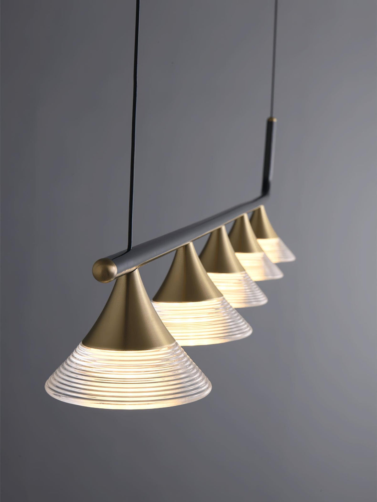 Auranielle mid-century-moderni messinkiriippuvalaisin