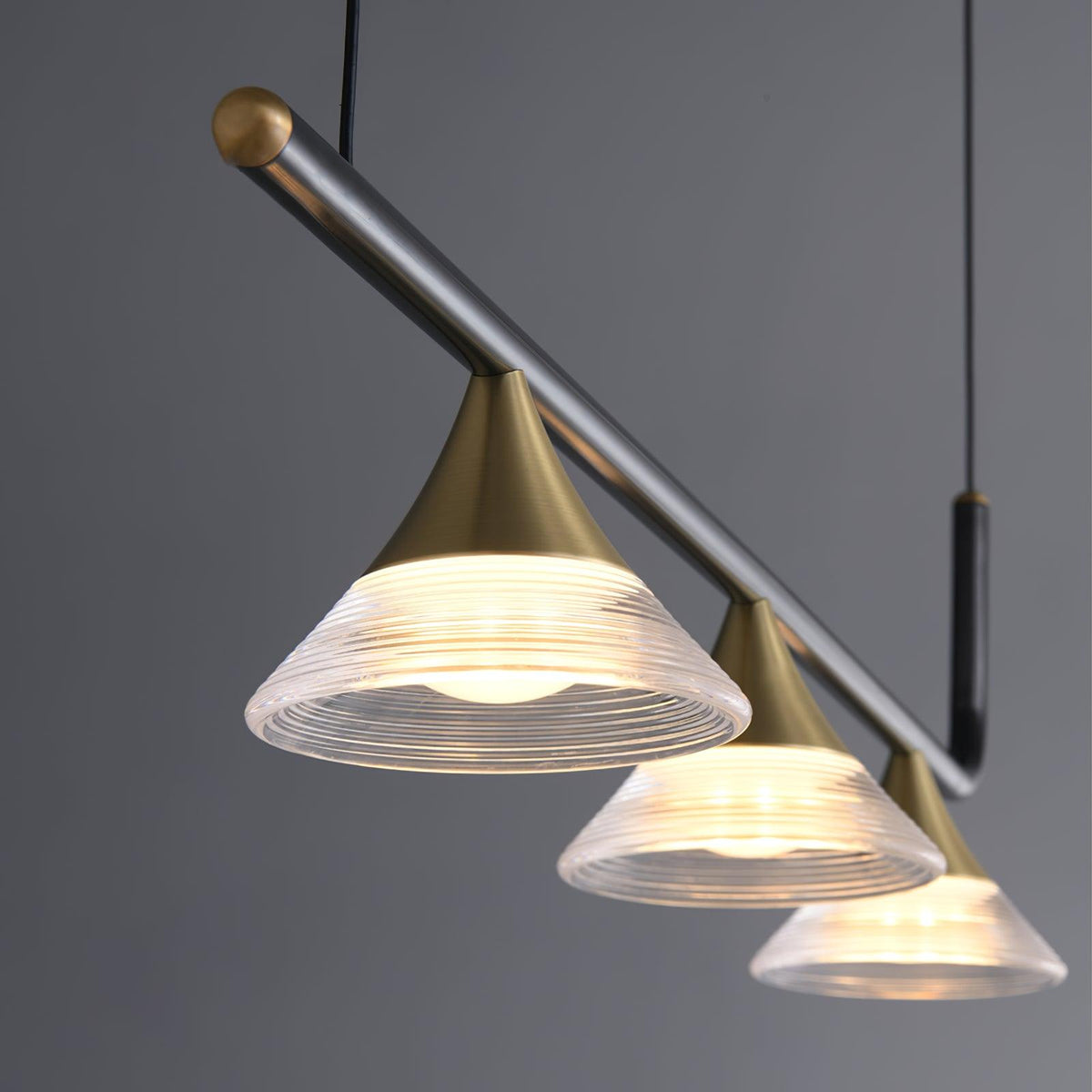 Auranielle mid-century-moderni messinkiriippuvalaisin