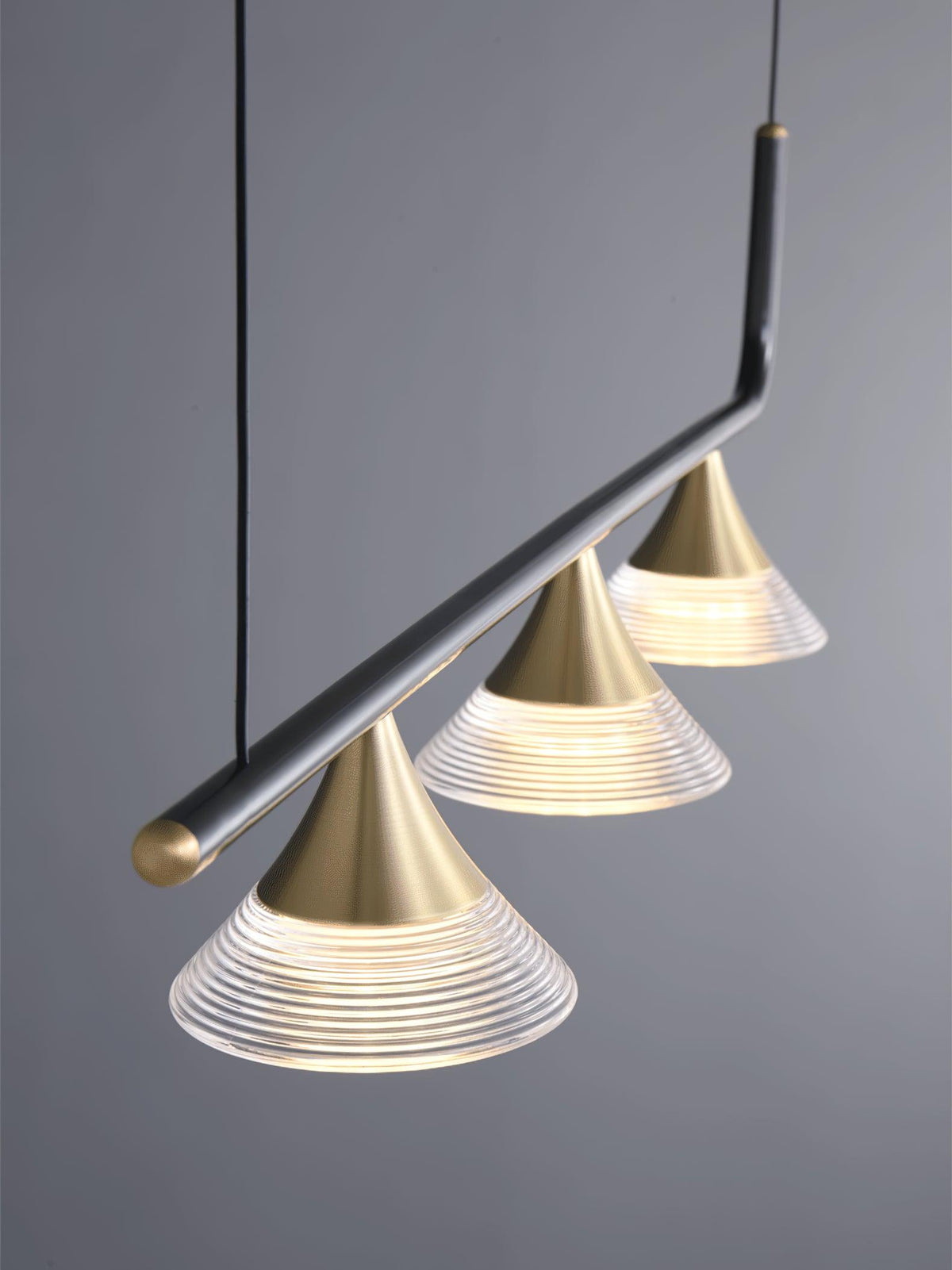 Auranielle mid-century-moderni messinkiriippuvalaisin