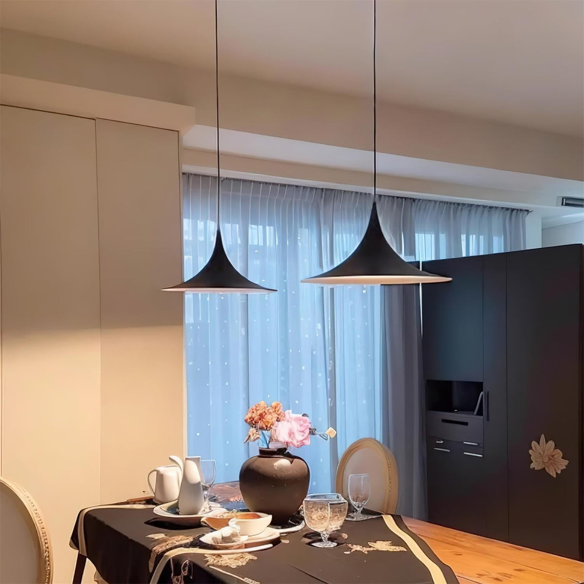 Viro pendellampe med smal hals og bred udflaring til moderne spisestuer