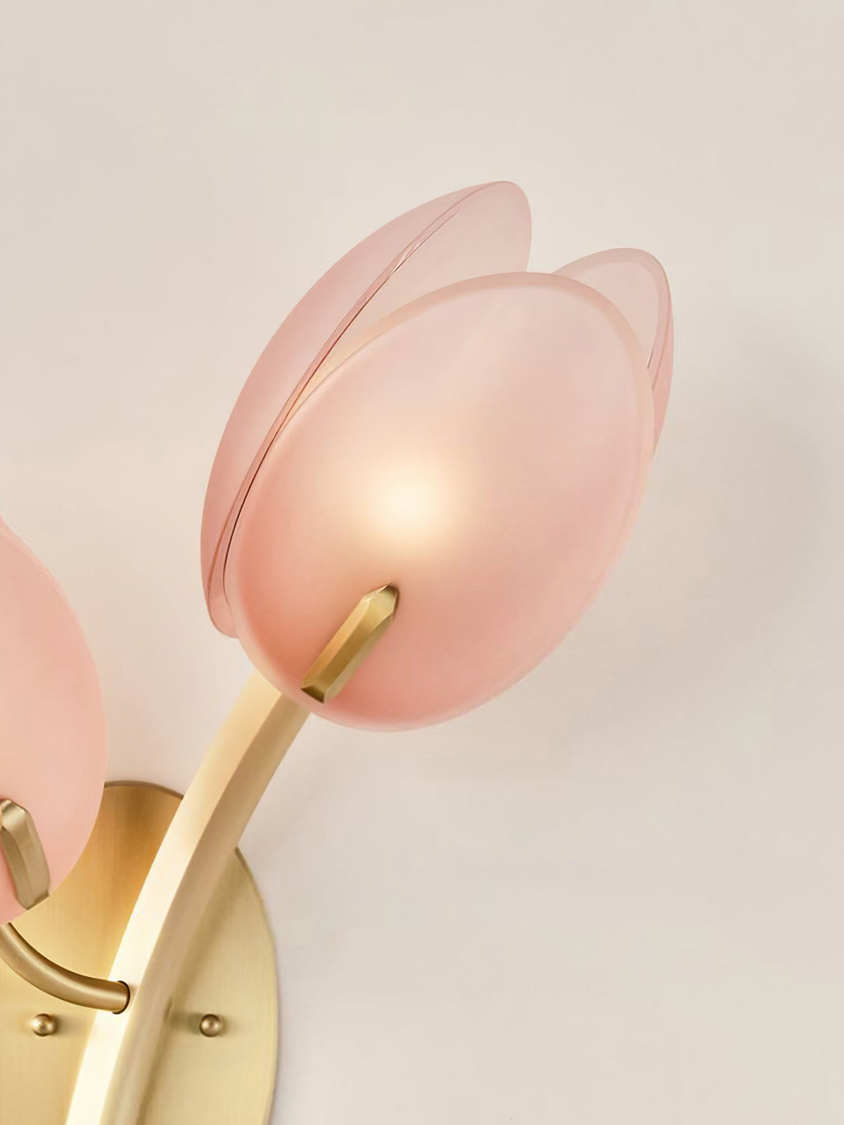 Jovell nordisk konstnärlig vägglampa i form av en blomma av glas