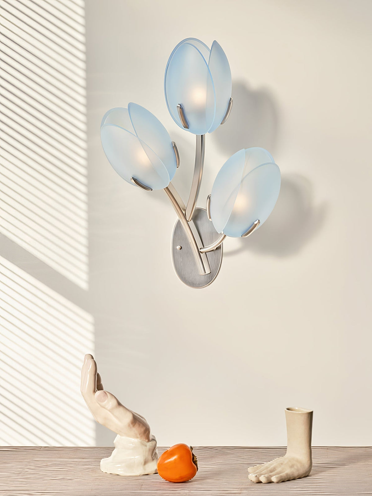 Jovell nordisk konstnärlig vägglampa i form av en blomma av glas