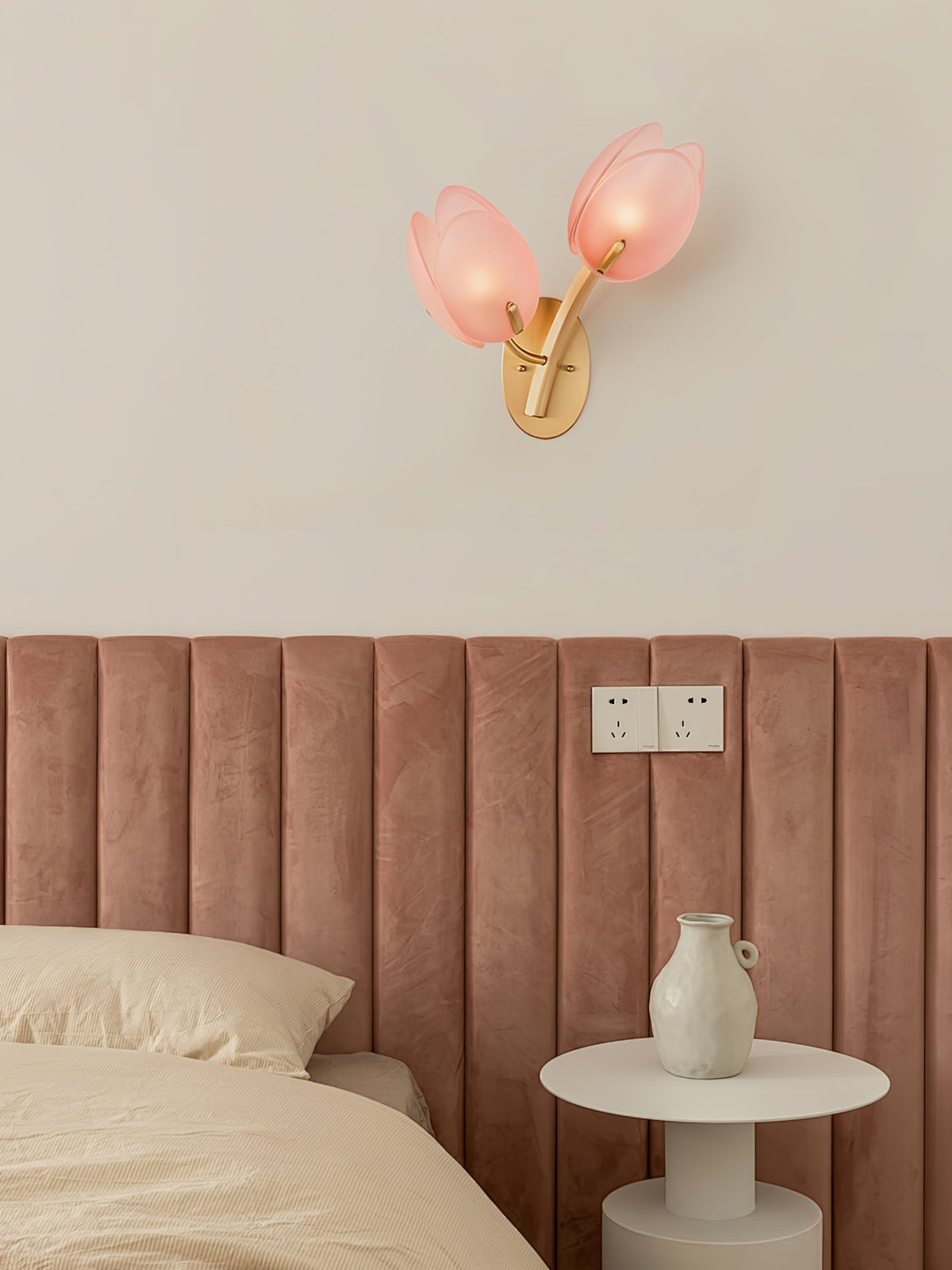 Jovell nordisk konstnärlig vägglampa i form av en blomma av glas