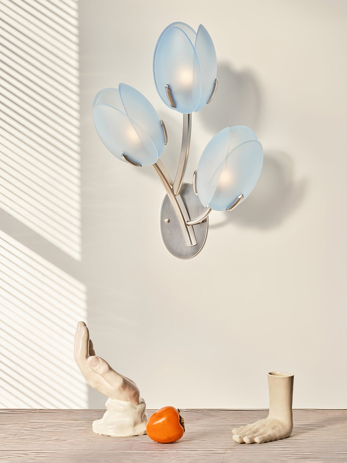 Jovell nordisk konstnärlig vägglampa i form av en blomma av glas