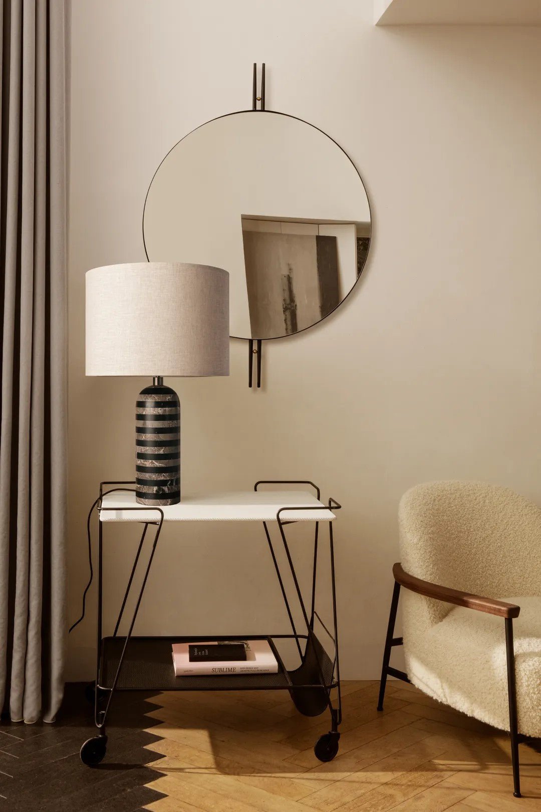 Avery moderne bordlampe