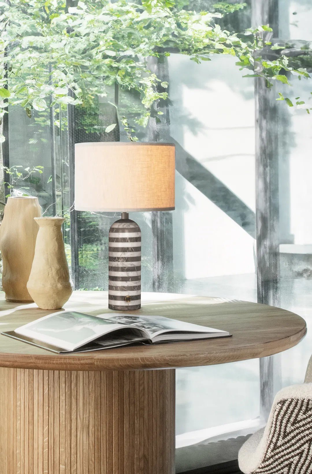 Avery moderne bordlampe