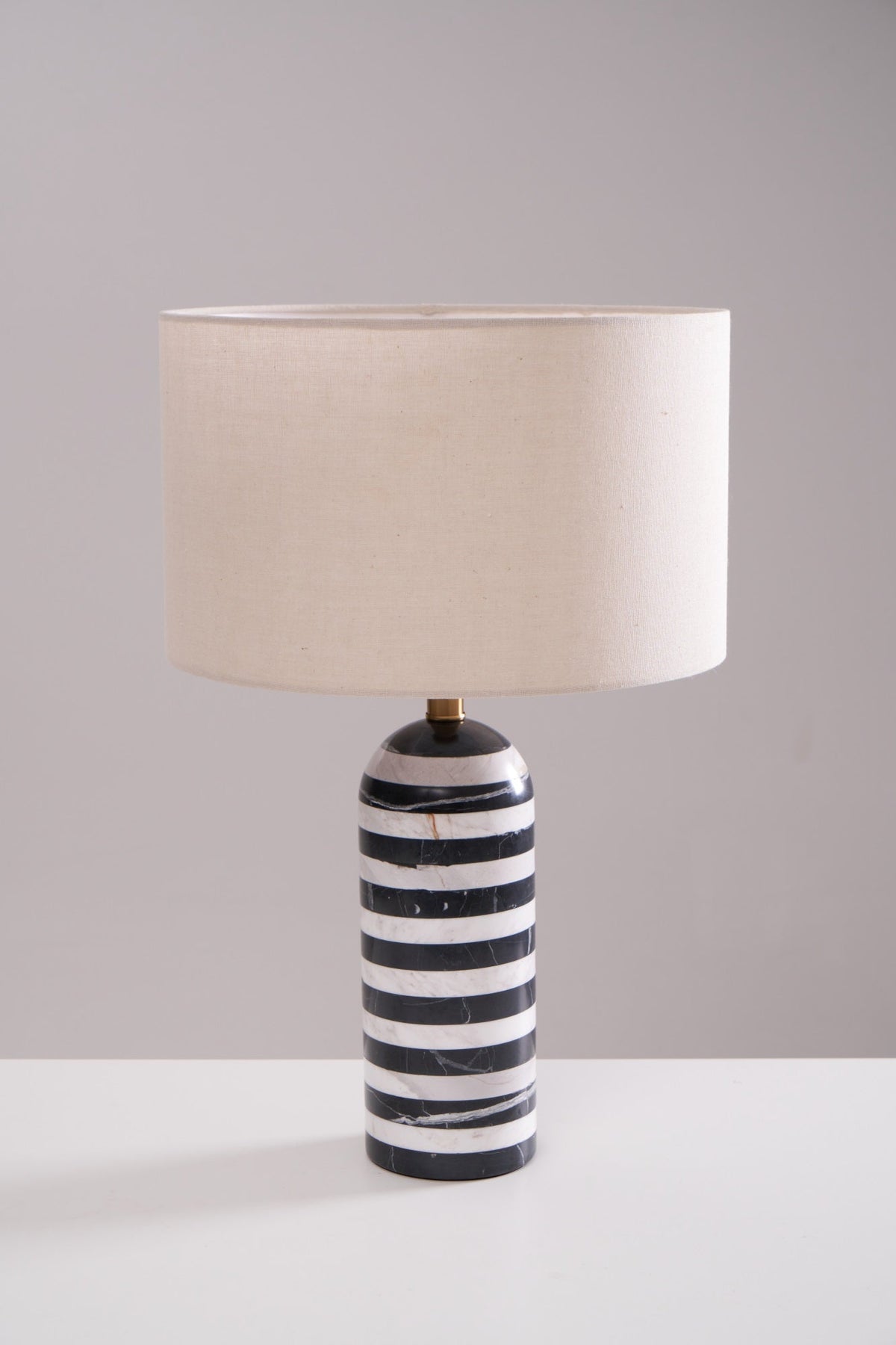 Avery moderne bordlampe