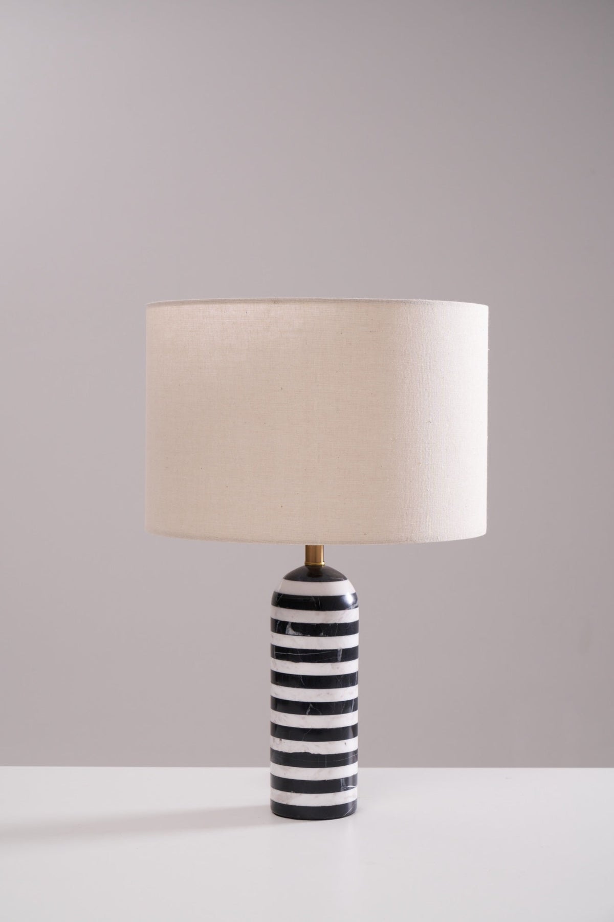 Avery moderne bordlampe