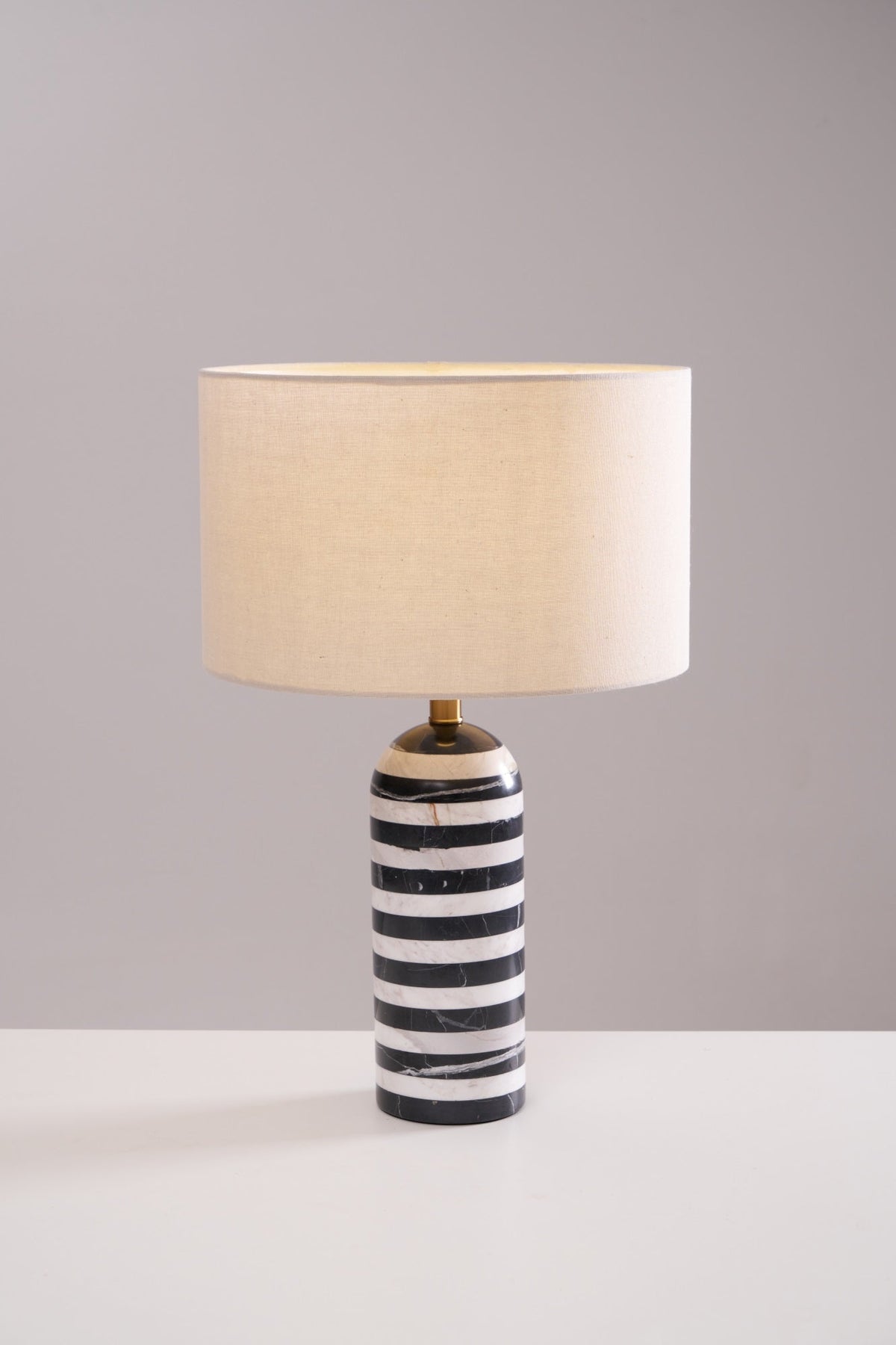 Avery moderne bordlampe