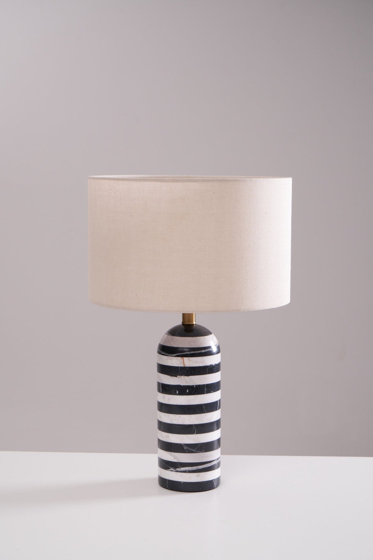 Avery moderne bordlampe
