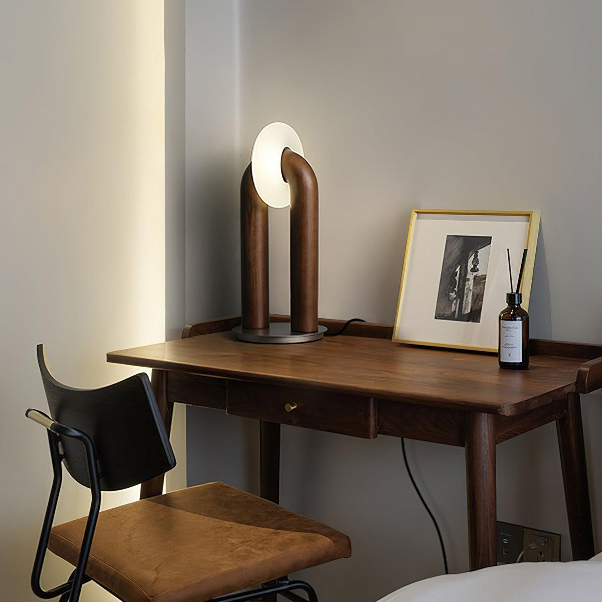 Elvelelia vintage-bordlampe i træ