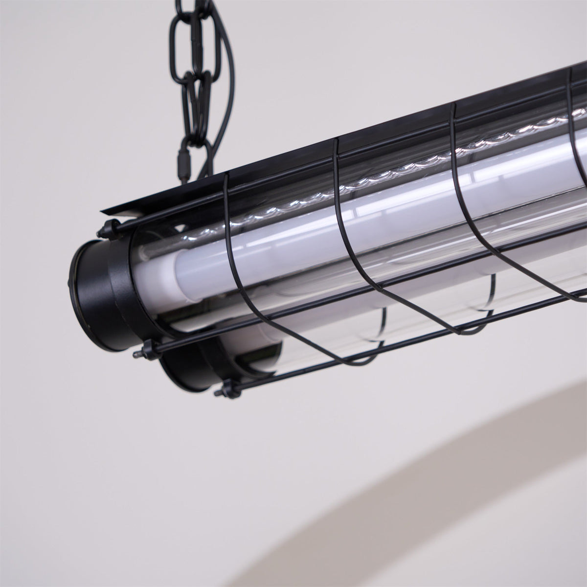 Candeeiro suspenso linear industrial Alaric