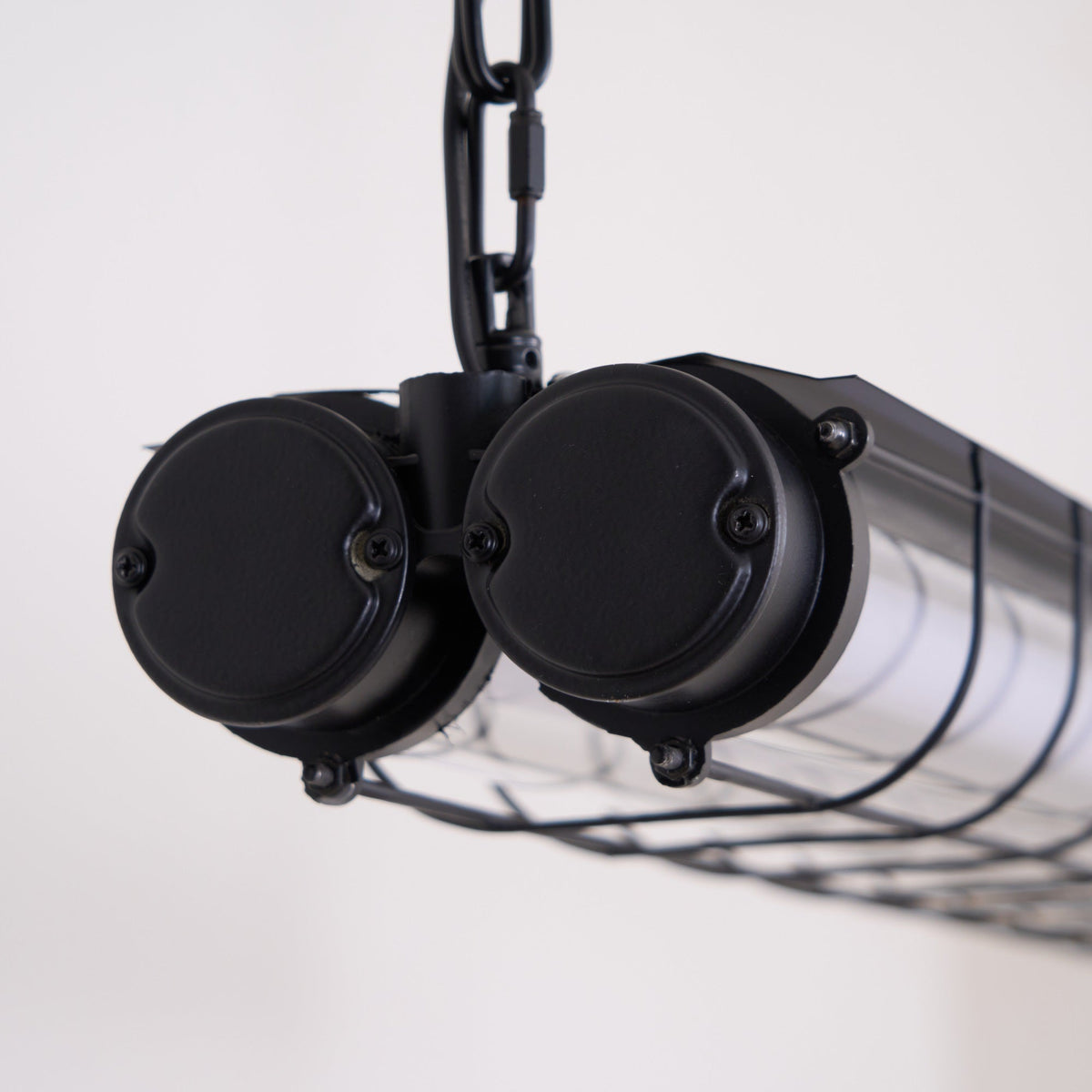 Candeeiro suspenso linear industrial Alaric