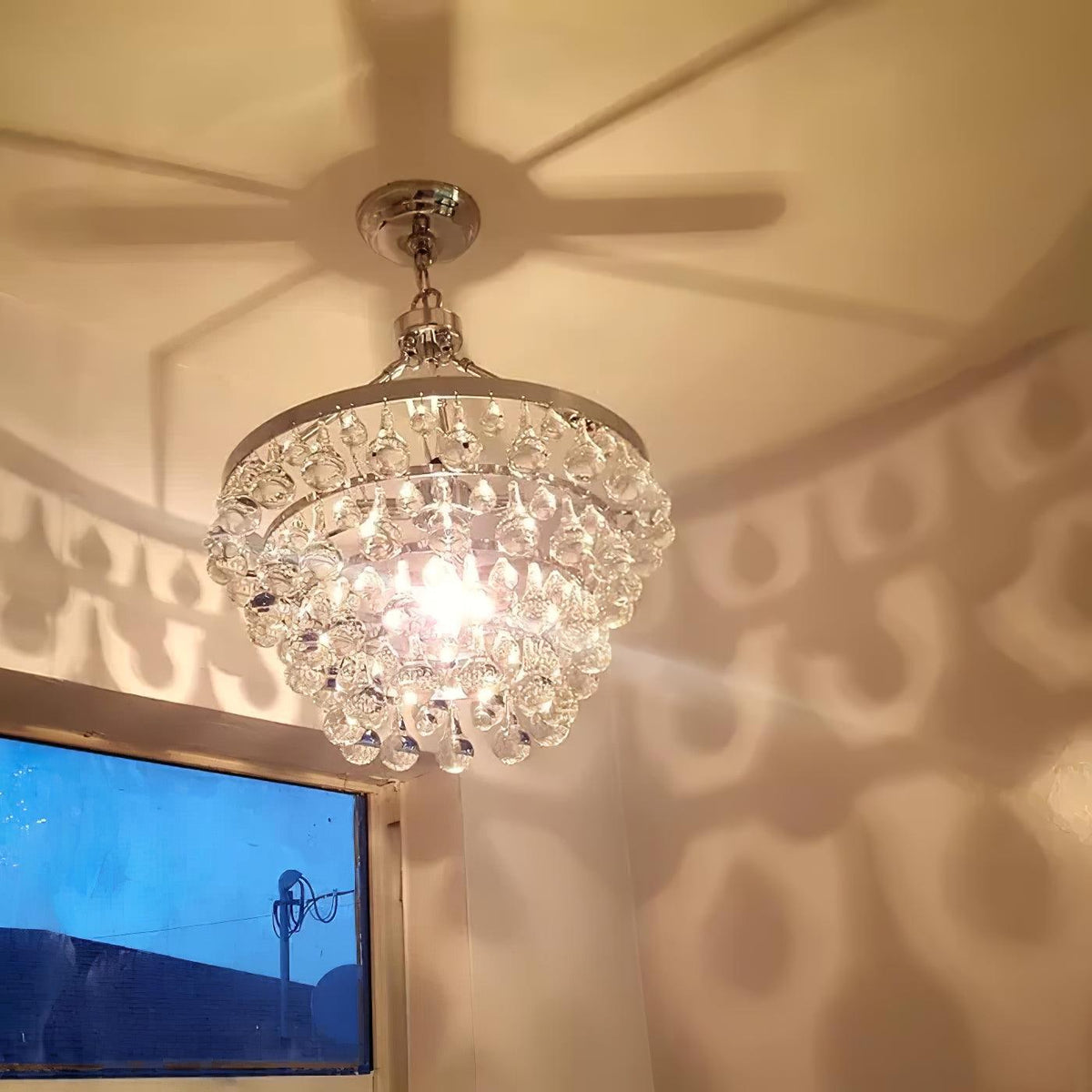 Candeeiro de teto suspenso de cristal luxuoso, único e escalonado Avelis pós-moderno