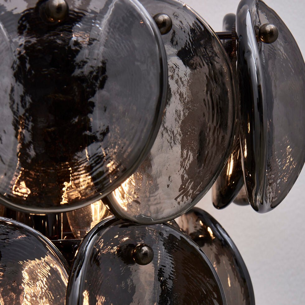 Velearia vägglampa med bärnstensfärgad glasskiva i fiskfjällsmönster och mässing