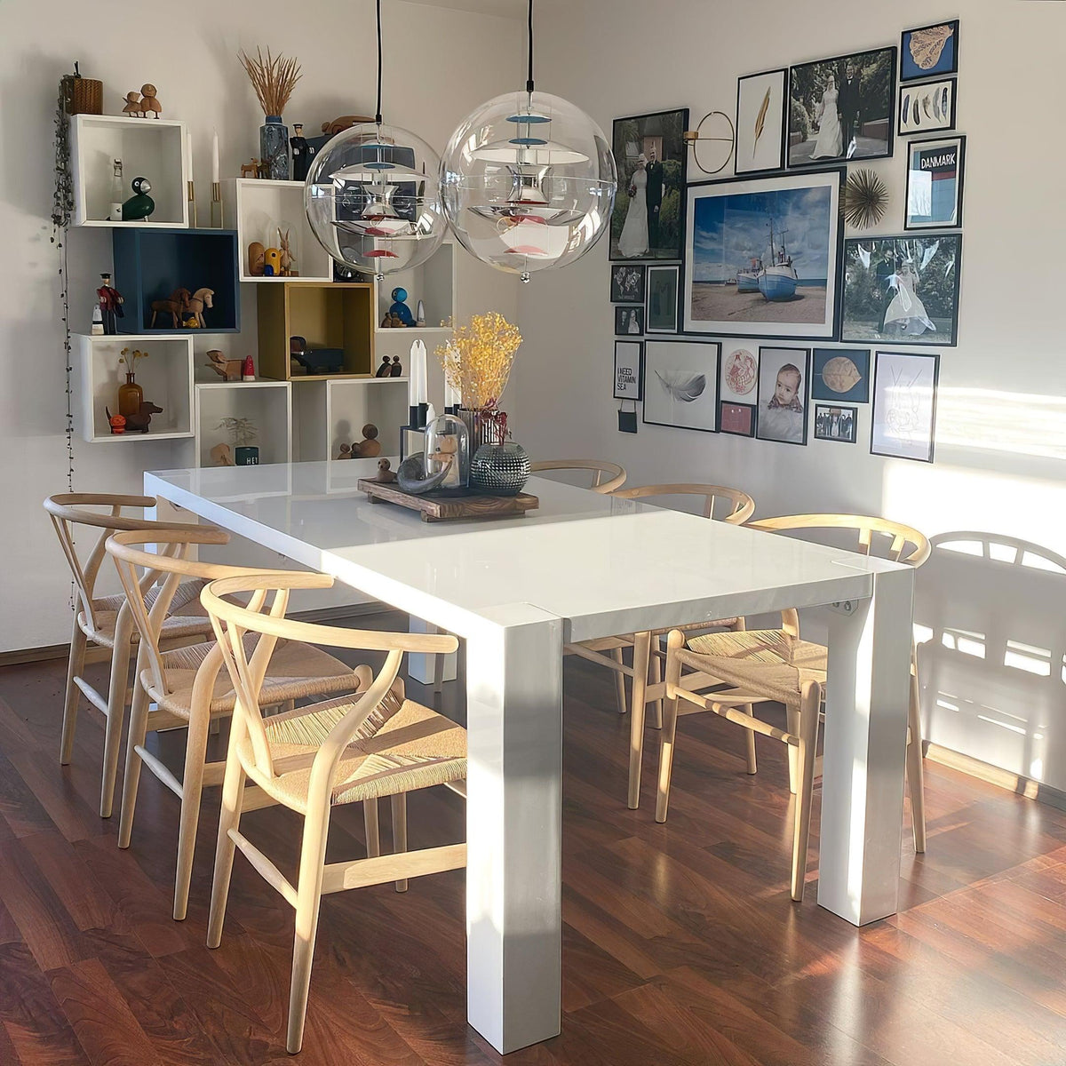 Pendel med svævende geometriske lag, klar globus, futuristisk og moderne