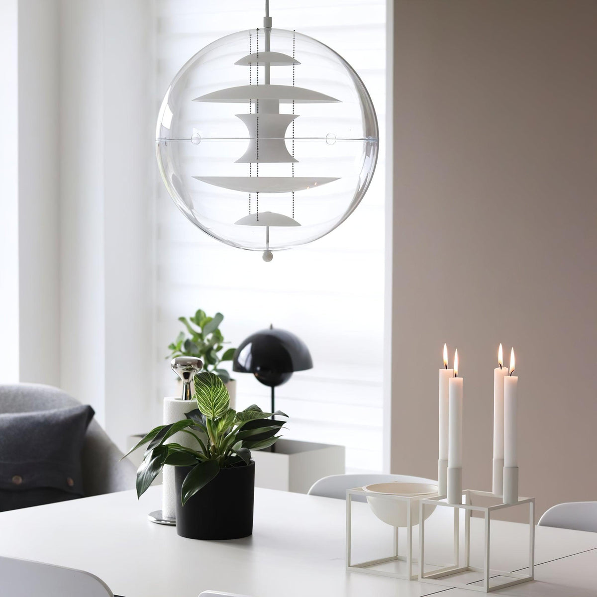 Pendel med svævende geometriske lag, klar globus, futuristisk og moderne