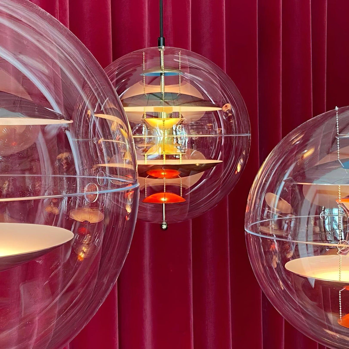 Pendel med svævende geometriske lag, klar globus, futuristisk og moderne