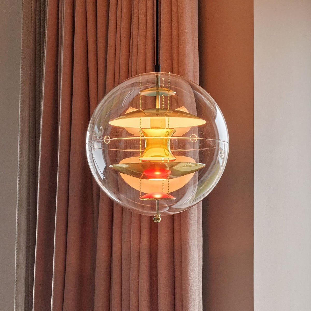 Pendel med svævende geometriske lag, klar globus, futuristisk og moderne
