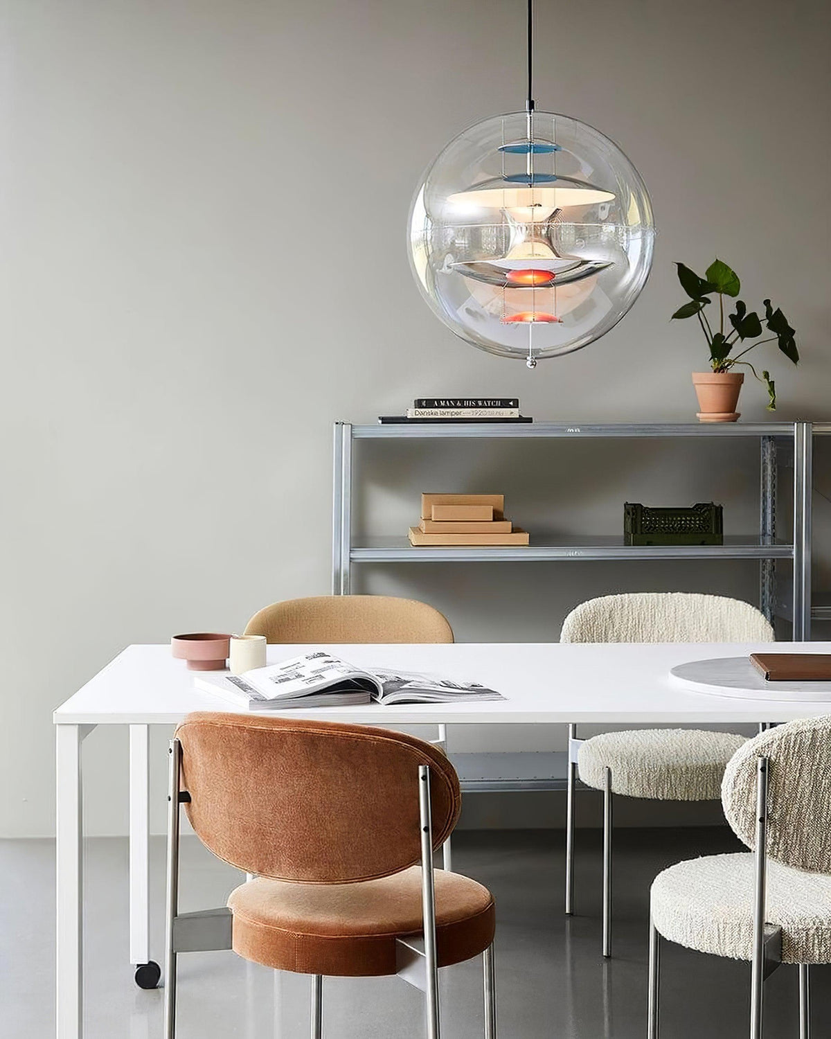 Pendel med svævende geometriske lag, klar globus, futuristisk og moderne