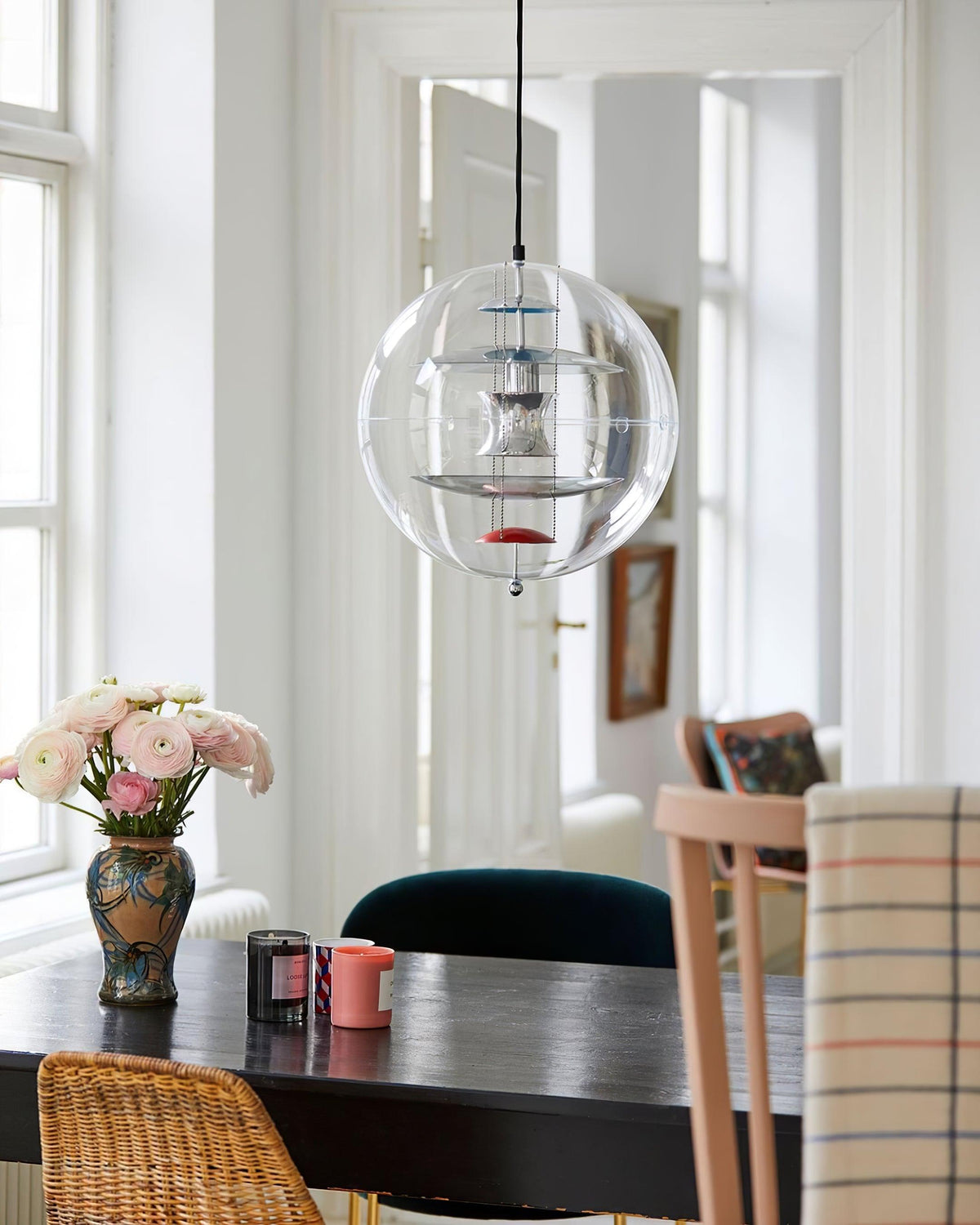 Pendel med svævende geometriske lag, klar globus, futuristisk og moderne