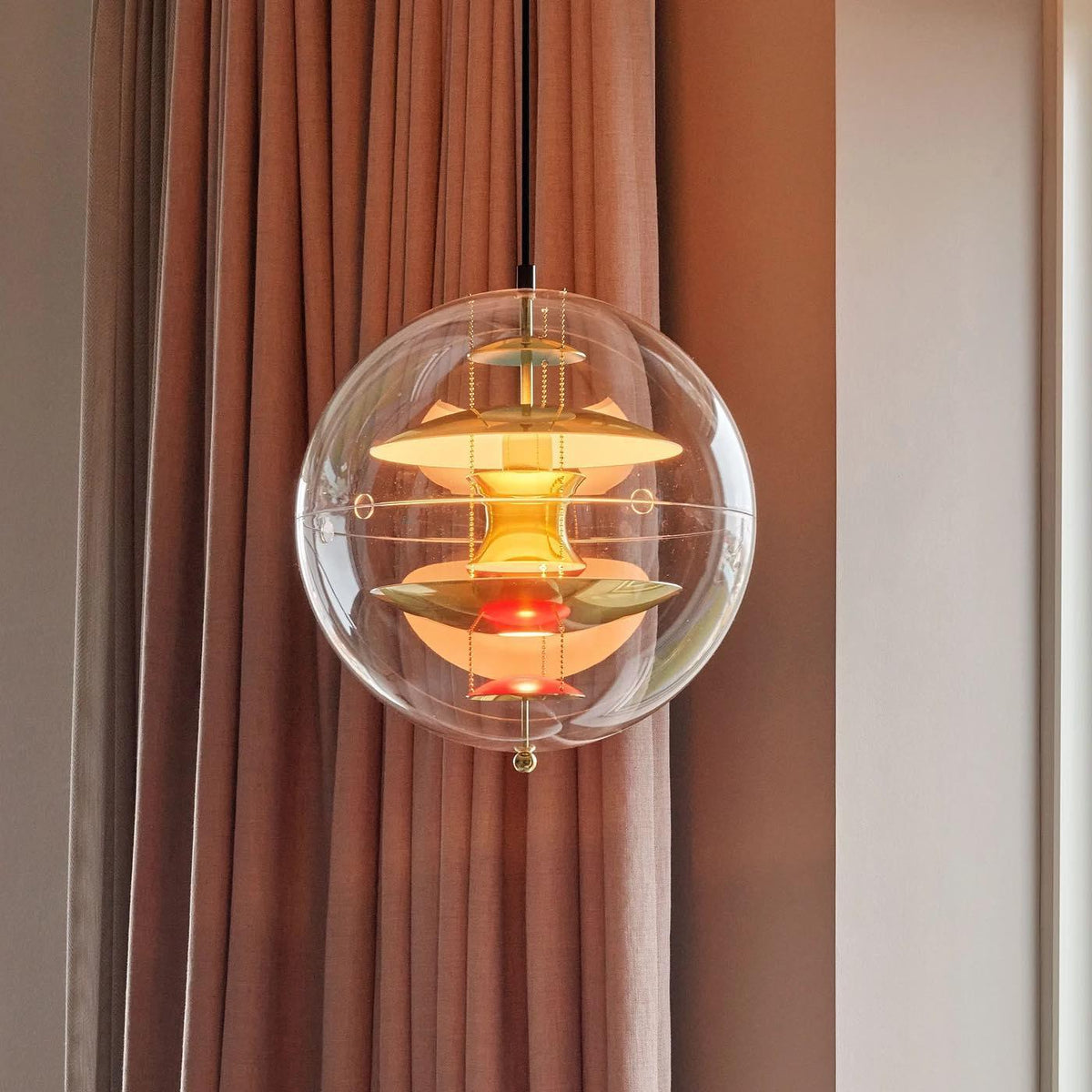 Pendel med svævende geometriske lag, klar globus, futuristisk og moderne