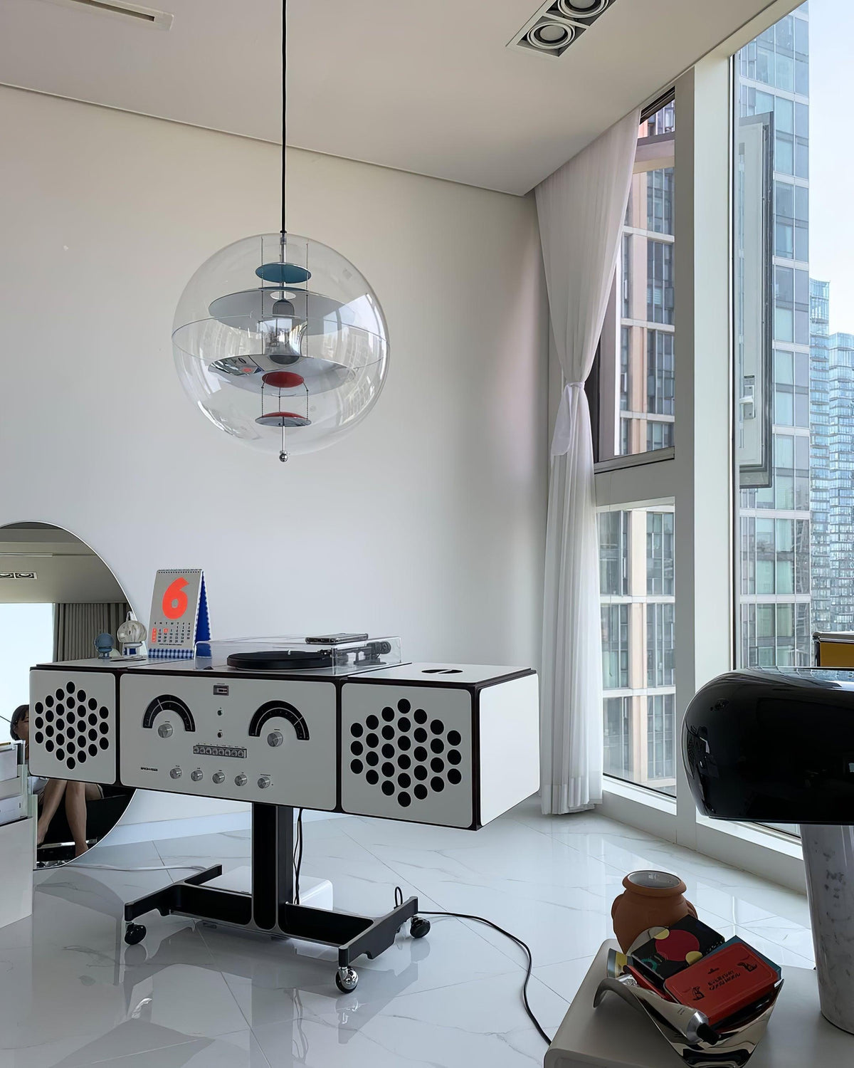 Pendel med svævende geometriske lag, klar globus, futuristisk og moderne