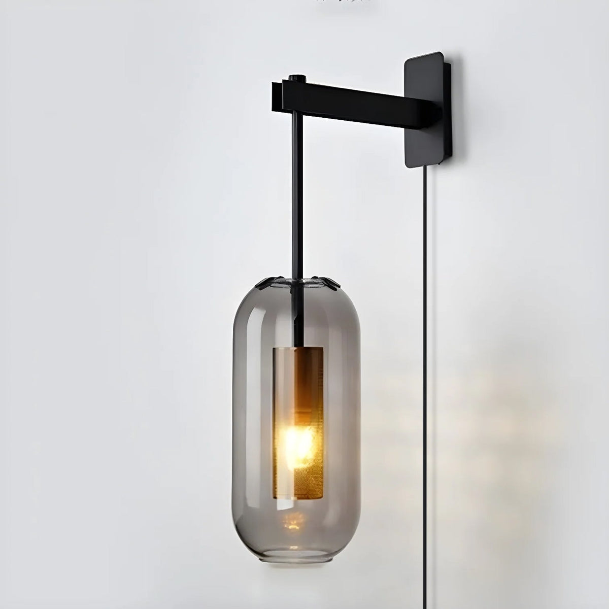 Vadim Glass -seinävalaisin pistokkeella
