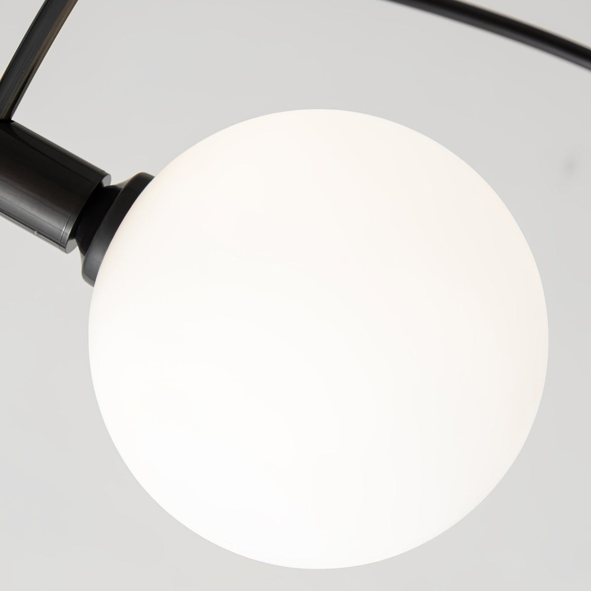 Candeeiro de lustre elegante em latão com arco Valentina Orieliel