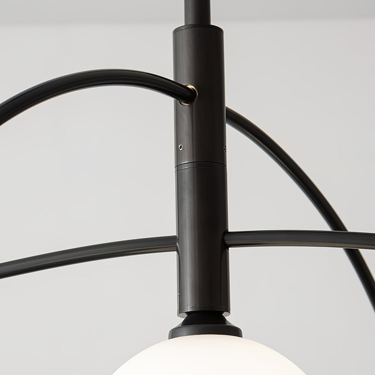 Candeeiro de lustre elegante em latão com arco Valentina Orieliel