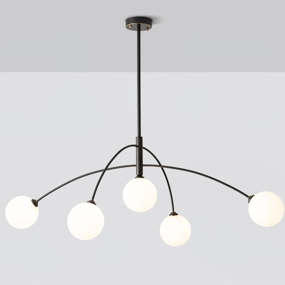 Candeeiro de lustre elegante em latão com arco Valentina Orieliel