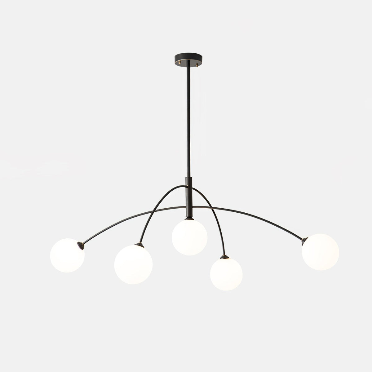 Candeeiro de lustre elegante em latão com arco Valentina Orieliel