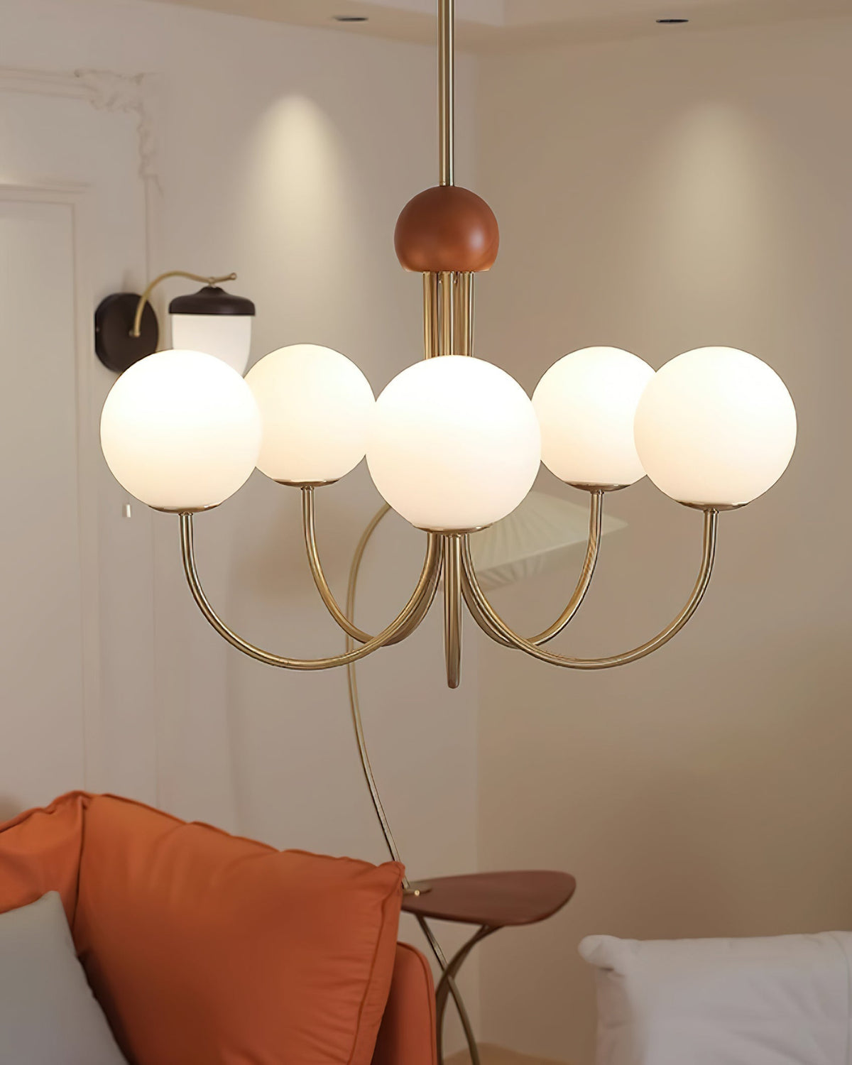 Sola modern takkrona i mässing och globglas