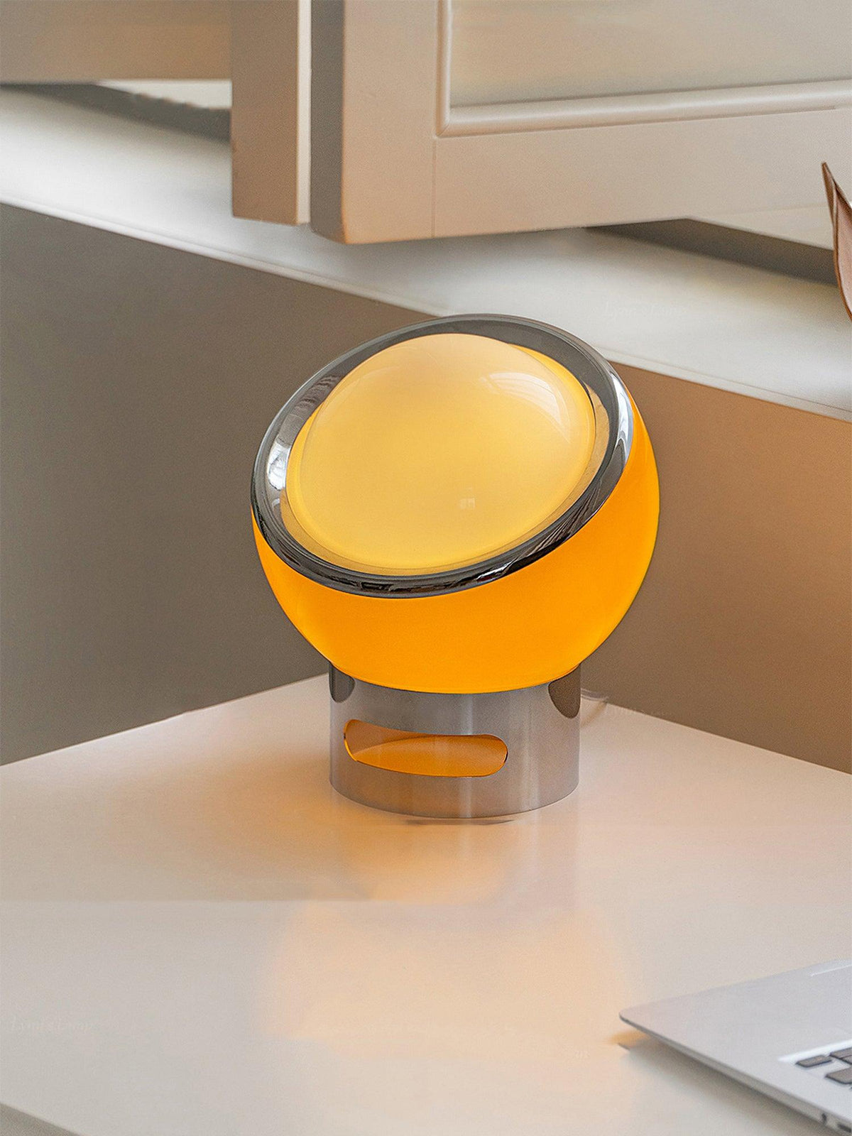 Candeeiro de mesa artístico futurista em aço Halonce