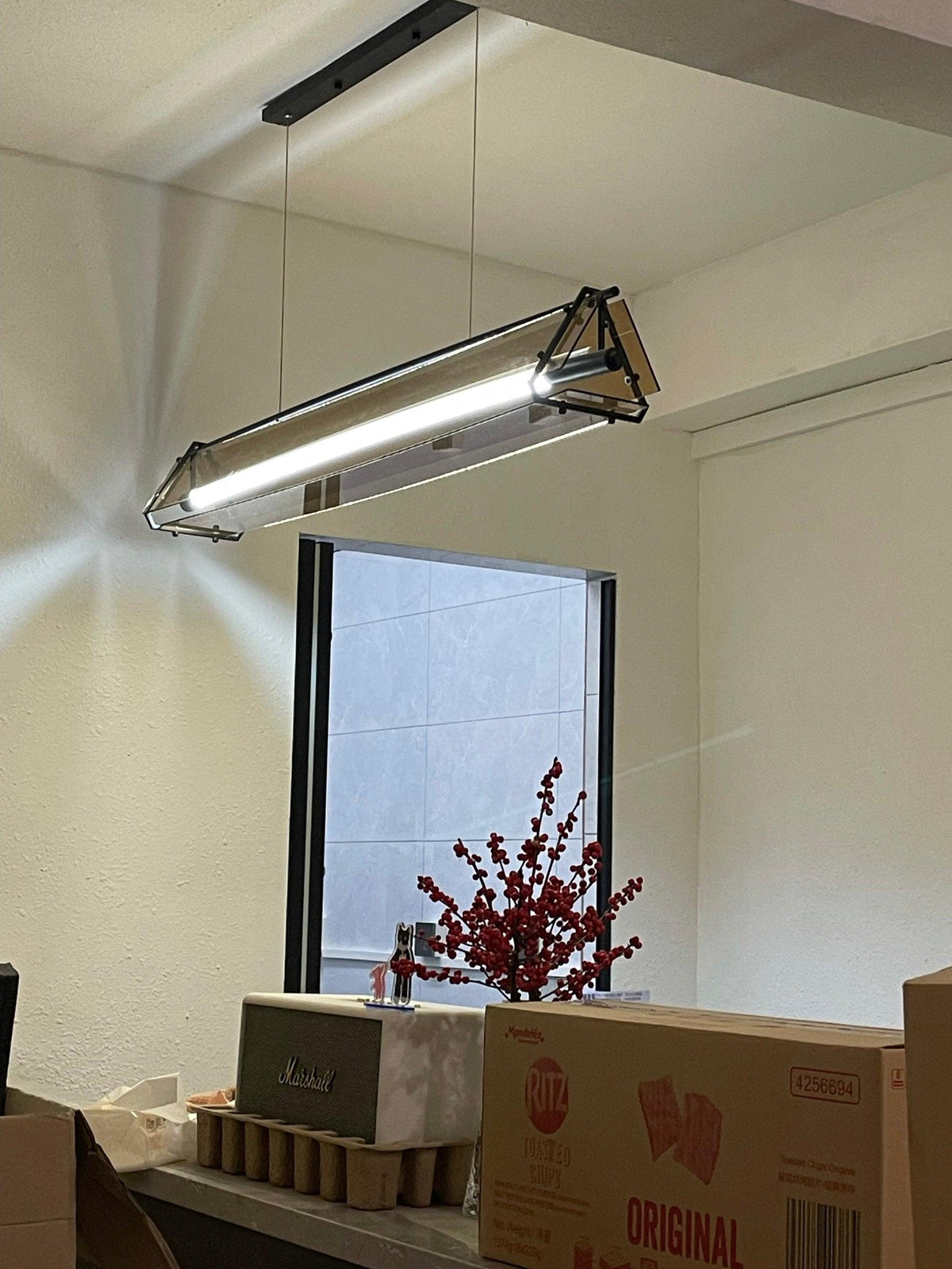 Carven minimalistinen lasiriippuvalaisin