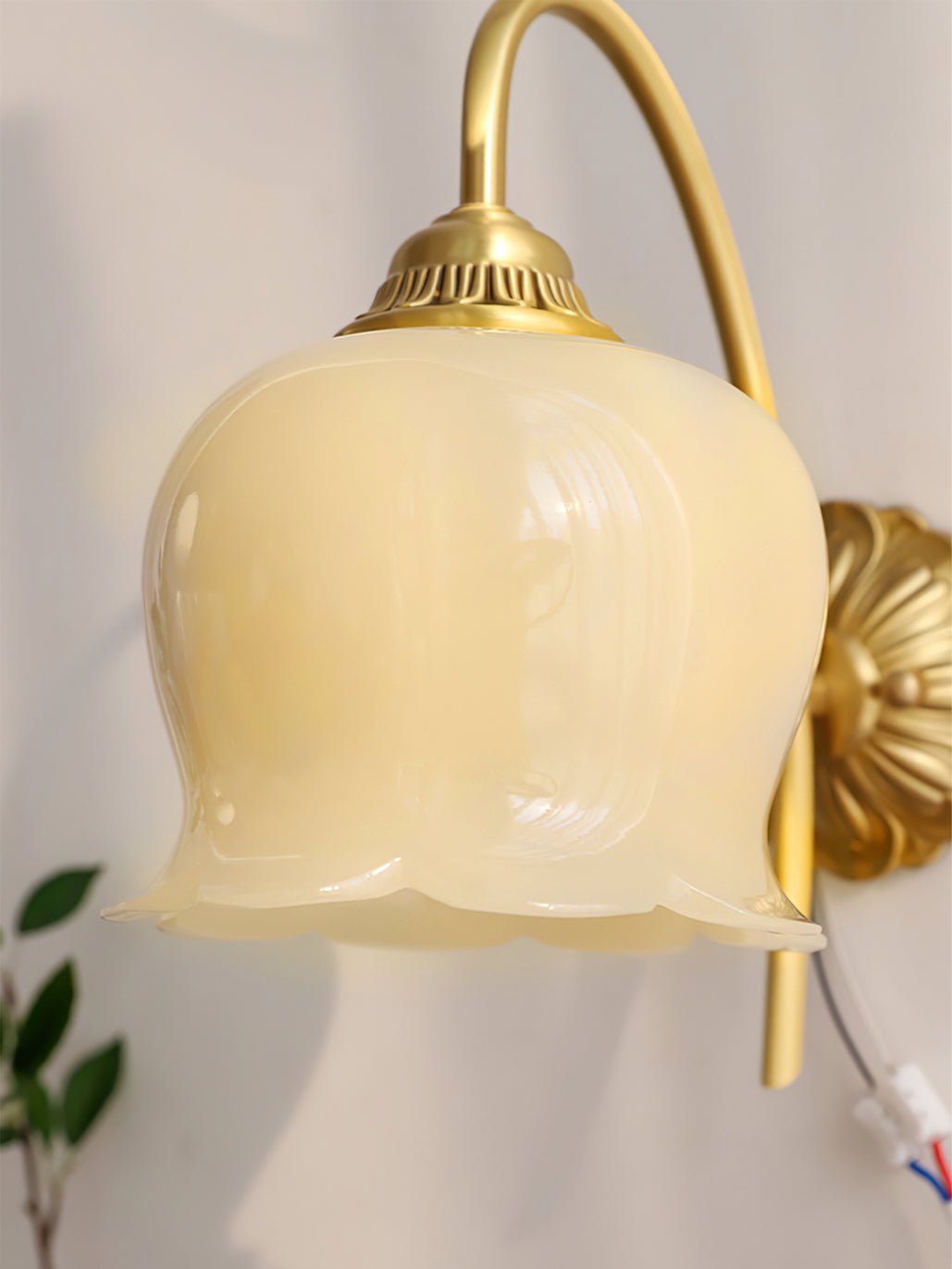 Dazell Art déco-vägglampa i mässing och harts