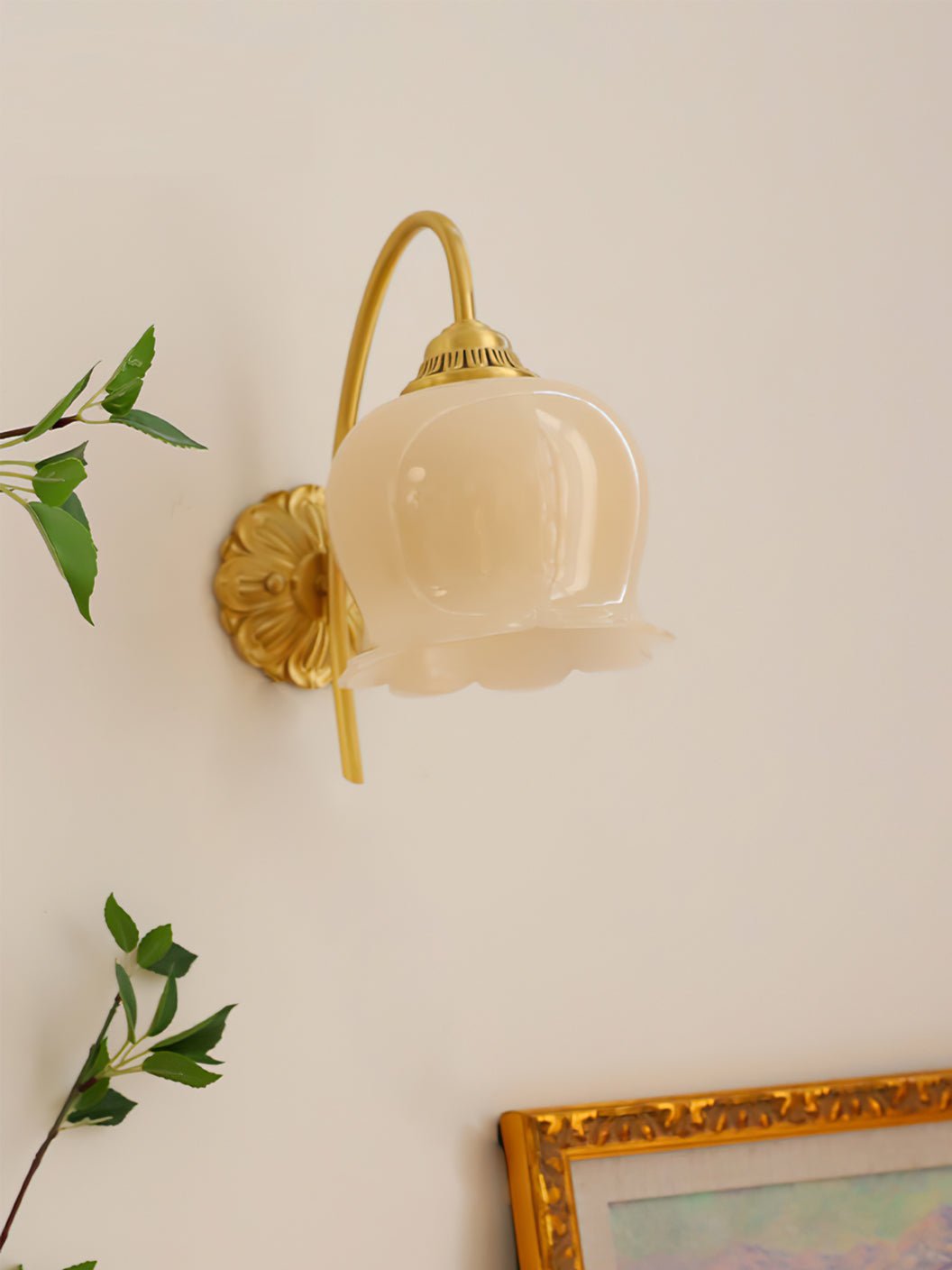Dazell Art déco-vägglampa i mässing och harts