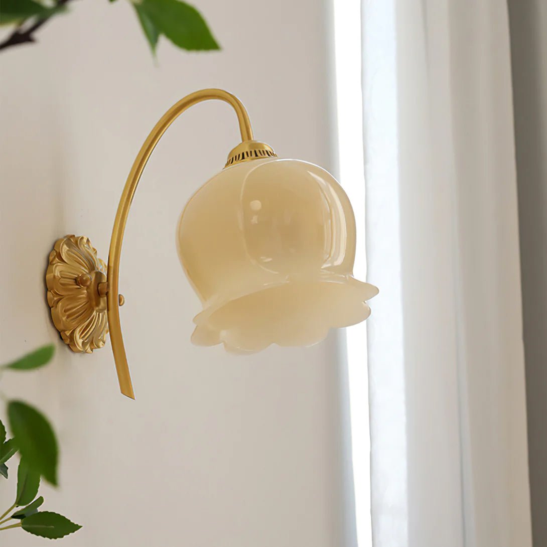 Dazell Art déco-vägglampa i mässing och harts