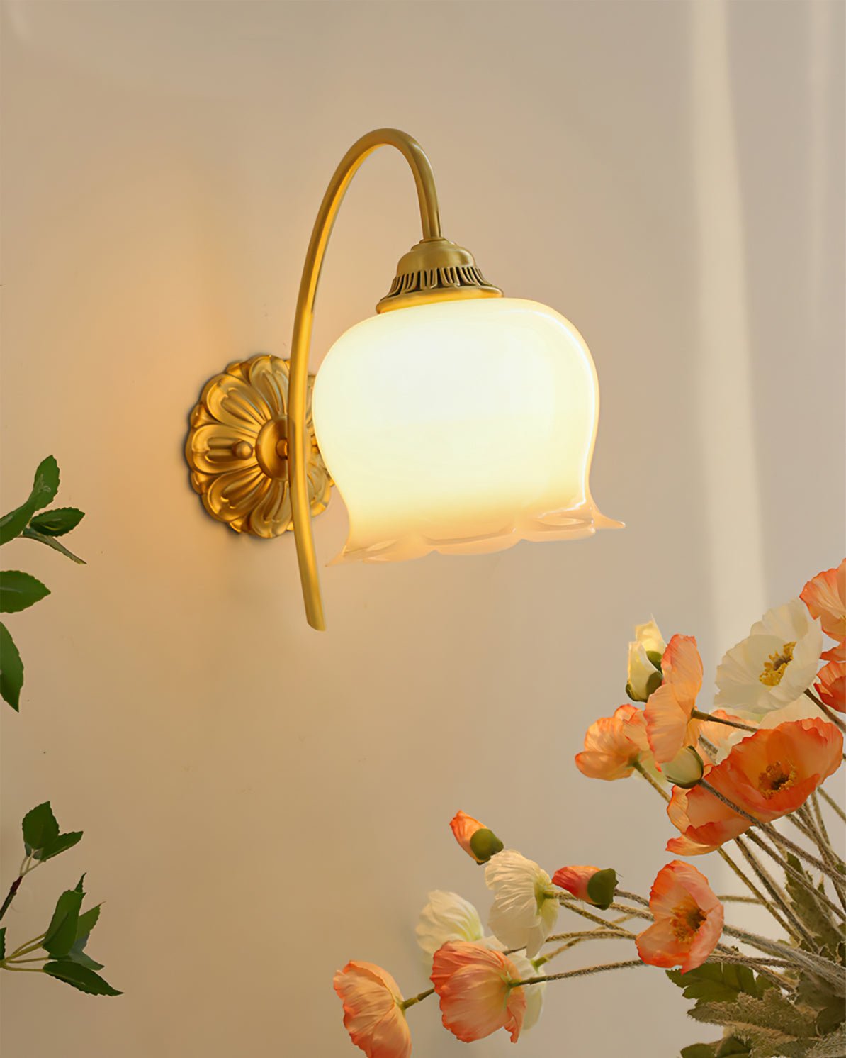 Dazell Art déco-vägglampa i mässing och harts