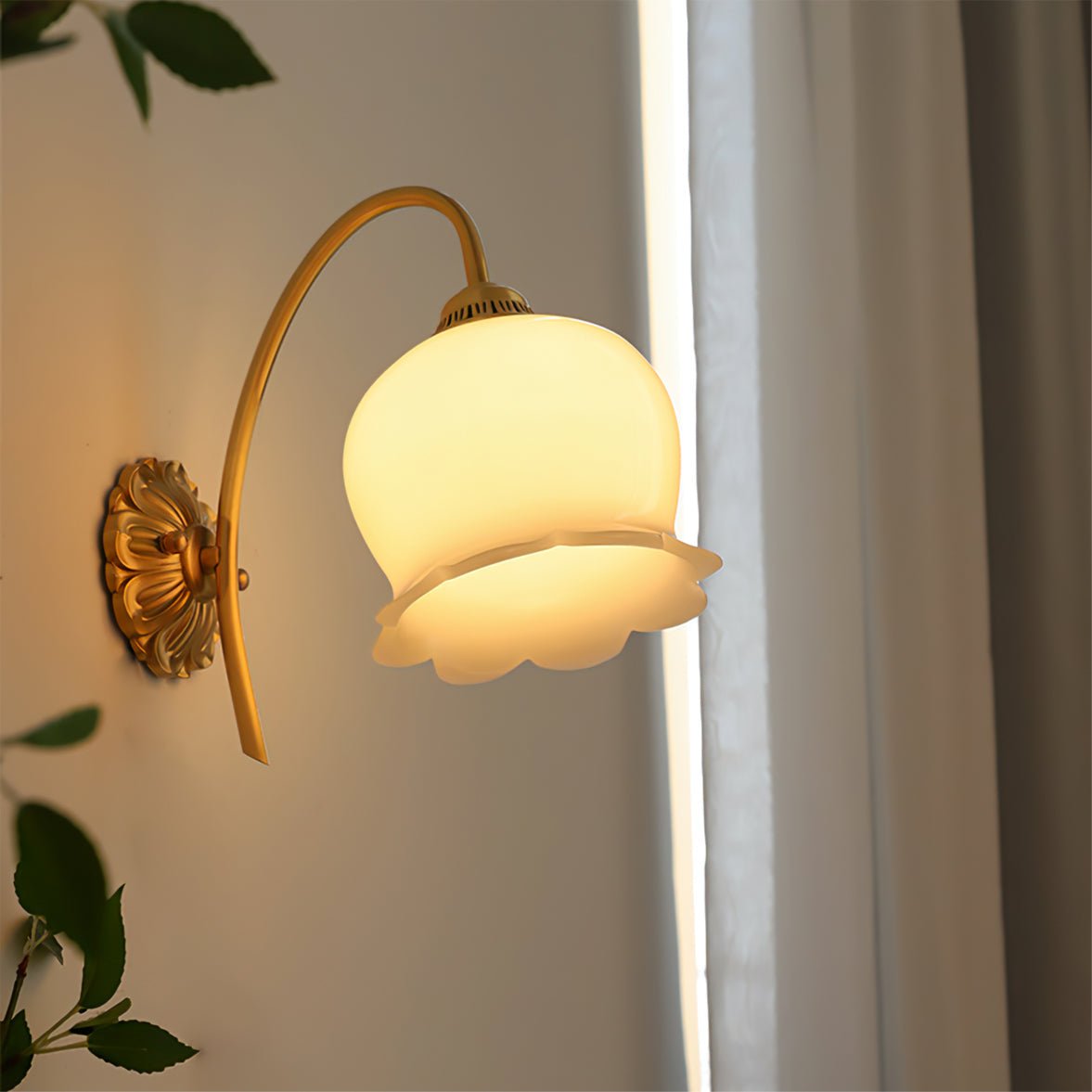 Dazell Art déco-vägglampa i mässing och harts